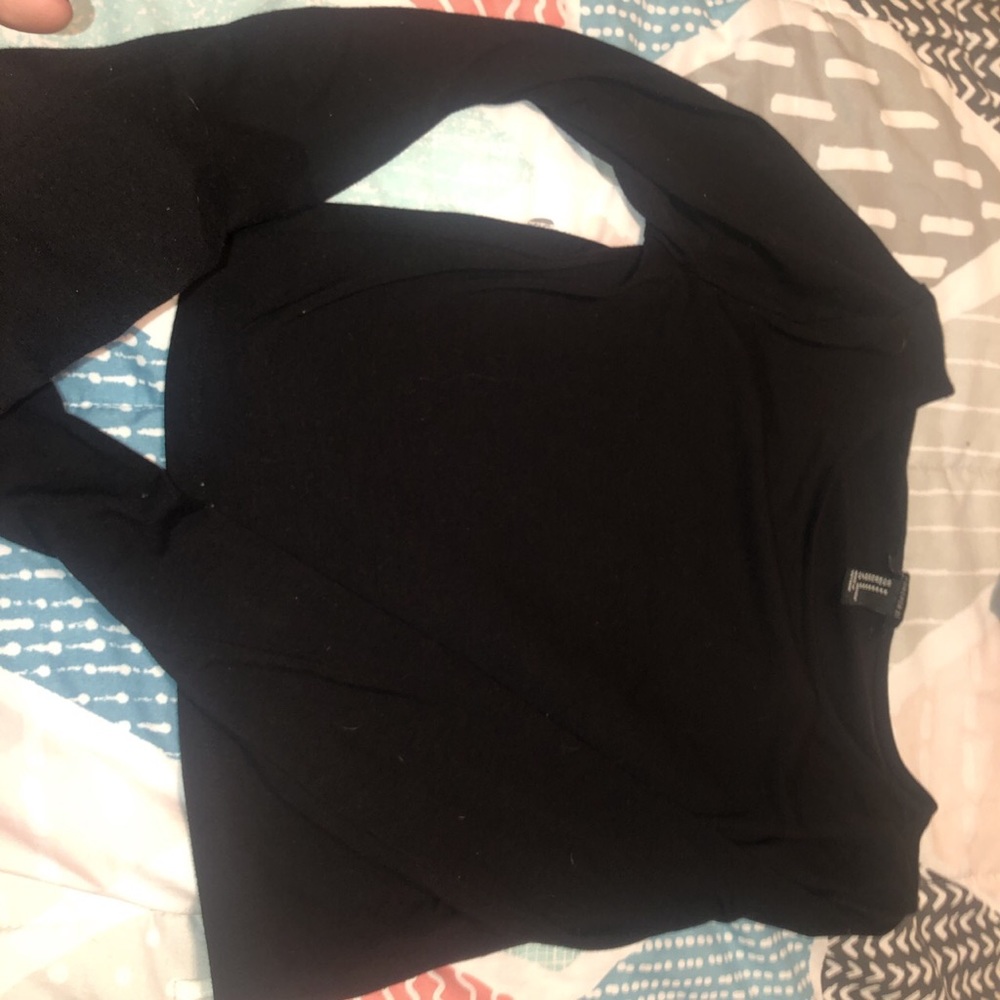 Long sleeve black crop top